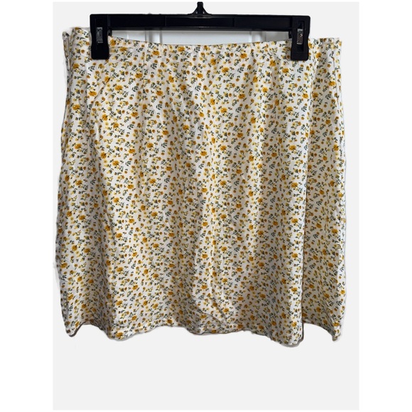 NWT Hollister- Ultra High Waist Yellow Ditsy Floral Mini Skirt Size Large - Picture 2 of 9